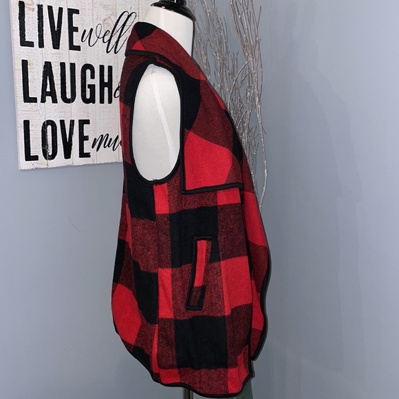 Red and black checked vest w/pockets - Picture 3 of 6